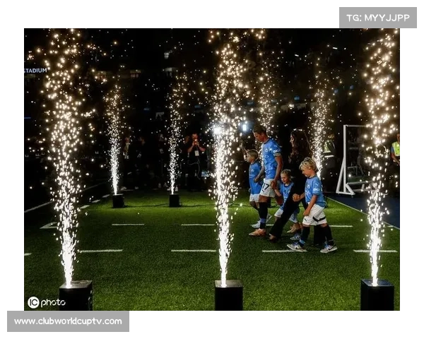 曼城夏季特别仪式致敬德布劳内荣耀生涯